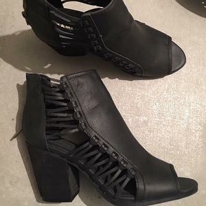 RAMPAGE // Black peep toe wedge